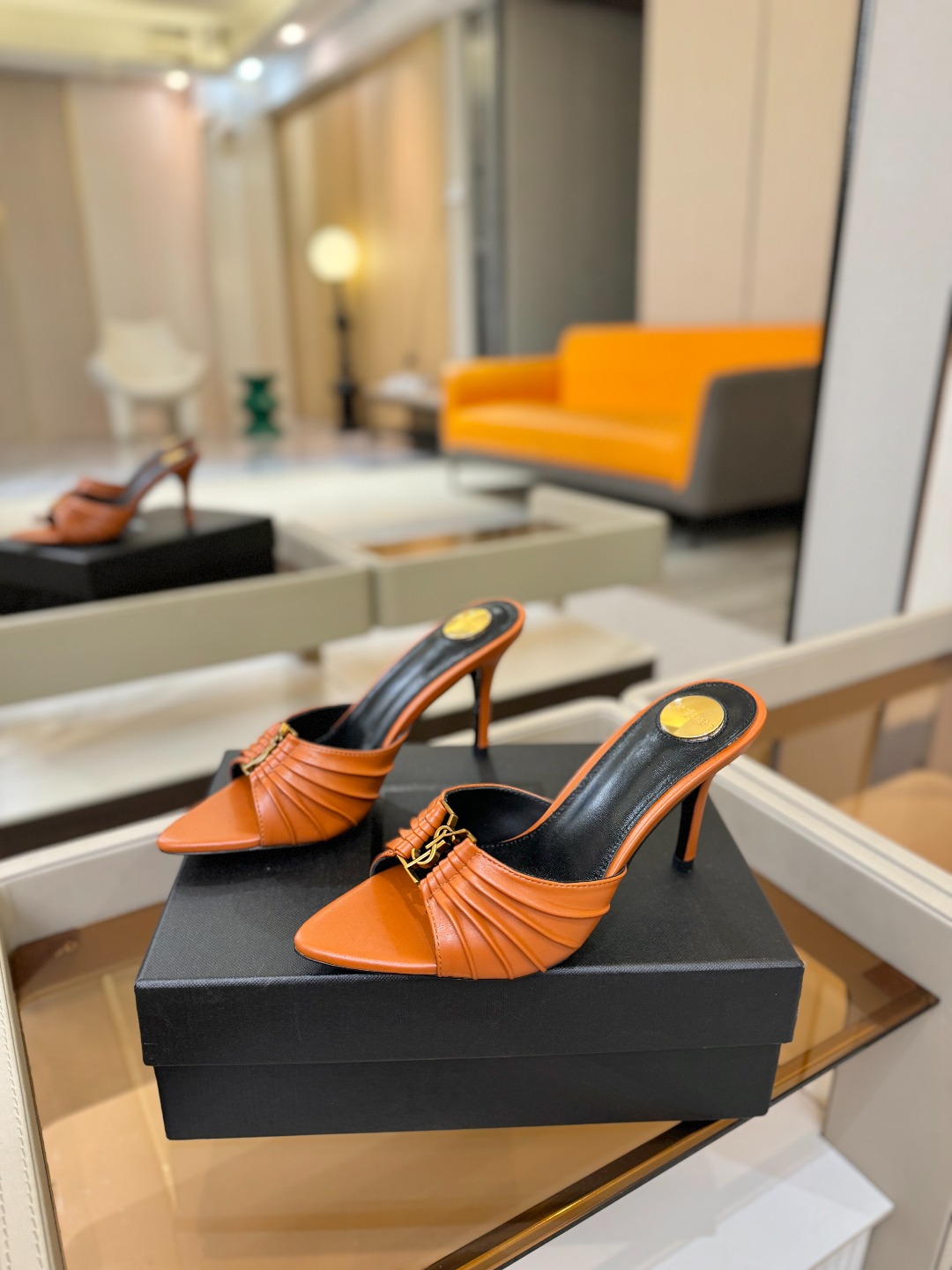YSL「SAINT LAURENT*」 夏季新品 尖头优雅大气高跟拖鞋 —————————— 尖头设计拉长腿部线条, YSL「SAINT LAURENT*」 夏季新品 尖头优雅大气高跟拖鞋 —————————— 尖头设计拉长腿部线条,