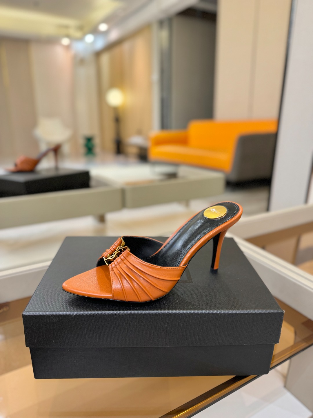 YSL「SAINT LAURENT*」  夏季新品 尖头优雅大气高跟拖鞋 ——————————  尖头设计拉长腿部线条，