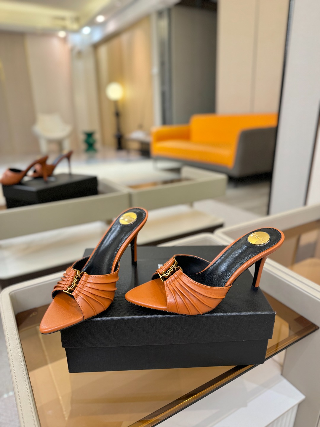 YSL「SAINT LAURENT*」 夏季新品 尖头优雅大气高跟拖鞋 —————————— 尖头设计拉长腿部线条, YSL「SAINT LAURENT*」 夏季新品 尖头优雅大气高跟拖鞋 —————————— 尖头设计拉长腿部线条,
