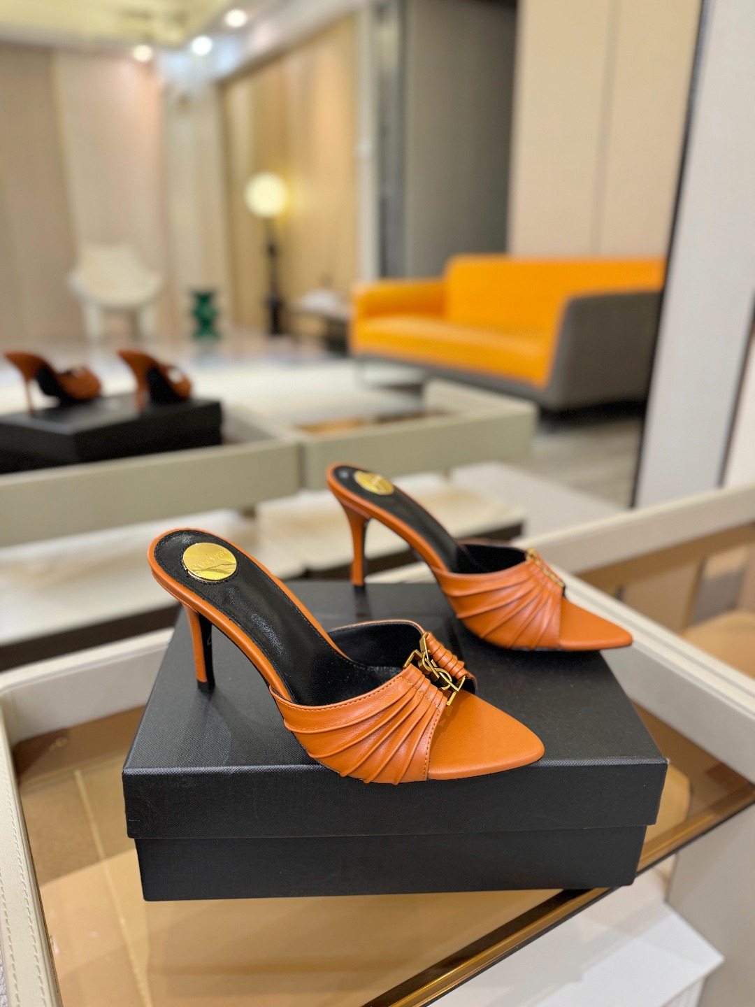 YSL「SAINT LAURENT*」 夏季新品 尖头优雅大气高跟拖鞋 —————————— 尖头设计拉长腿部线条, YSL「SAINT LAURENT*」 夏季新品 尖头优雅大气高跟拖鞋 —————————— 尖头设计拉长腿部线条,