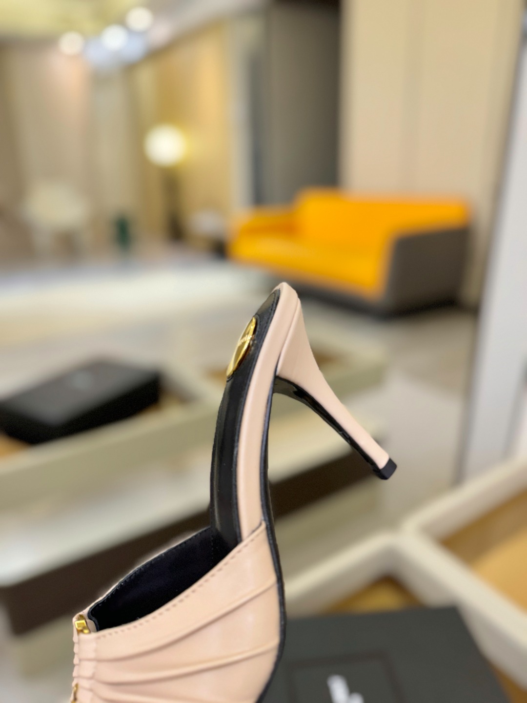 YSL「SAINT LAURENT*」  夏季新品 尖头优雅大气高跟拖鞋 ——————————  尖头设计拉长腿部线条，
