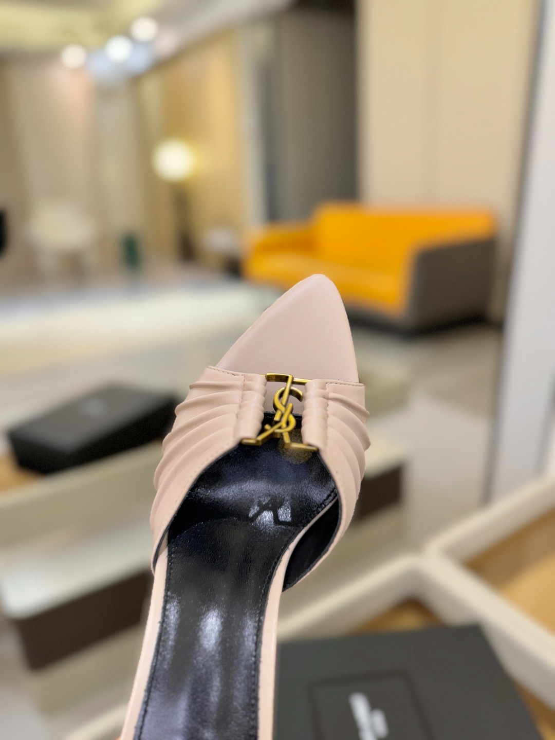 YSL「SAINT LAURENT*」  夏季新品 尖头优雅大气高跟拖鞋 ——————————  尖头设计拉长腿部线条，