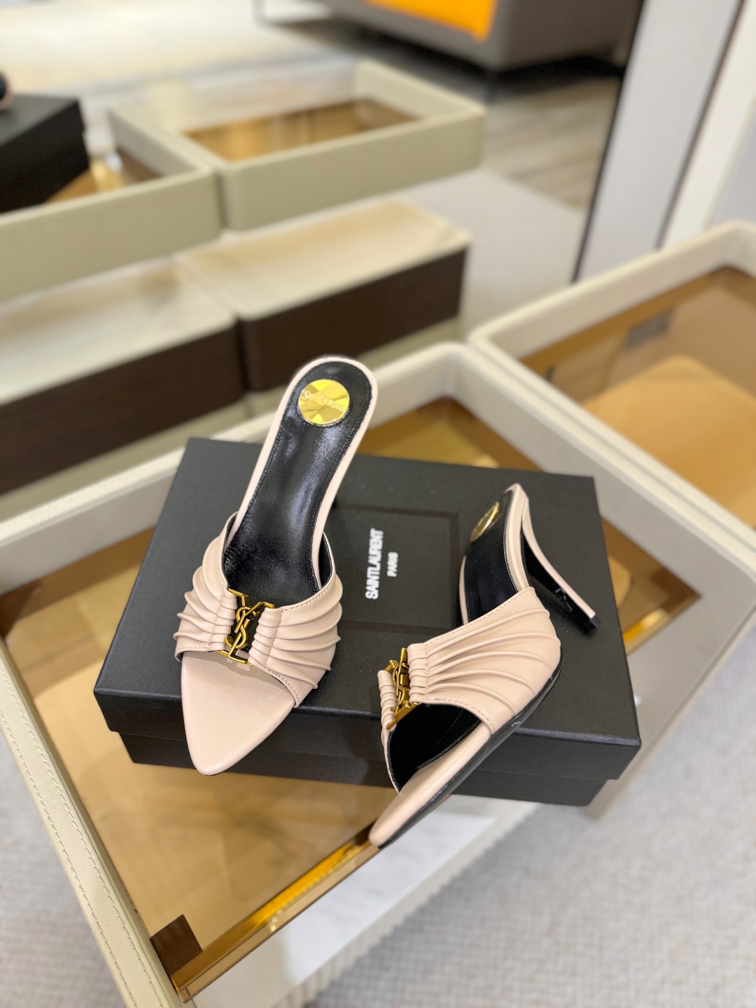 YSL「SAINT LAURENT*」  夏季新品 尖头优雅大气高跟拖鞋 ——————————  尖头设计拉长腿部线条，