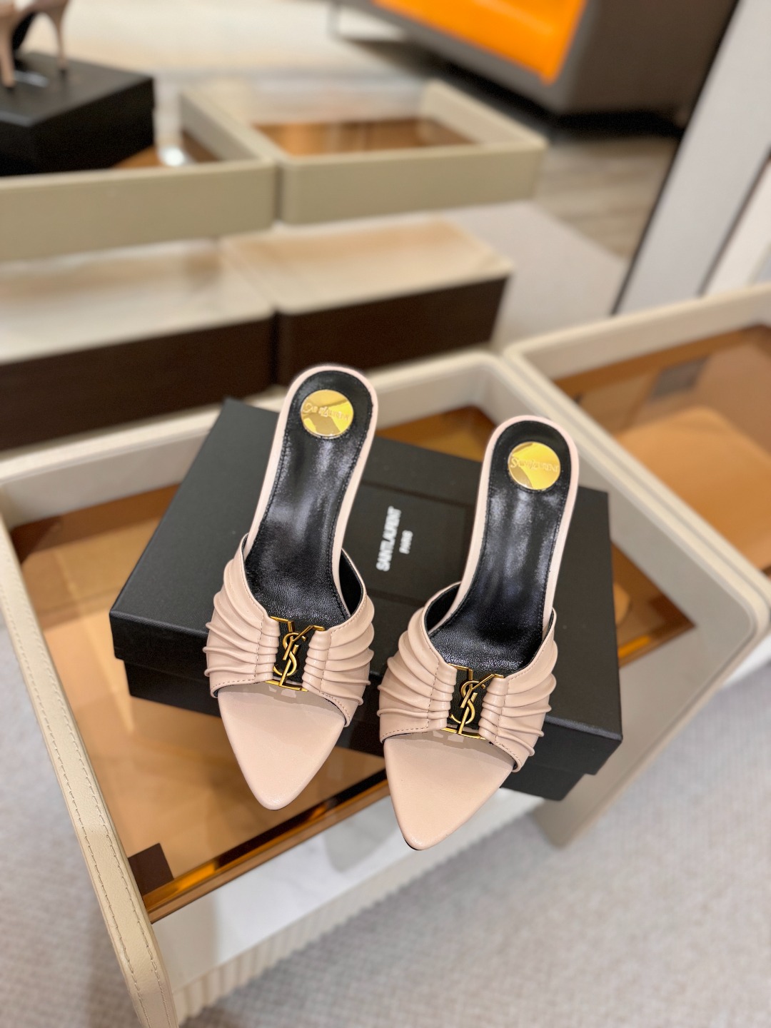 YSL「SAINT LAURENT*」  夏季新品 尖头优雅大气高跟拖鞋 ——————————  尖头设计拉长腿部线条，