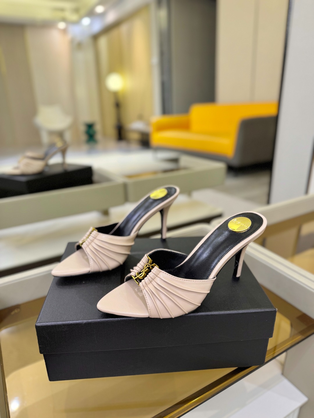 YSL「SAINT LAURENT*」  夏季新品 尖头优雅大气高跟拖鞋 ——————————  尖头设计拉长腿部线条，