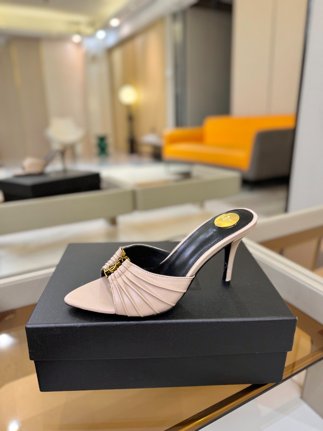 YSL「SAINT LAURENT*」  夏季新品 尖头优雅大气高跟拖鞋 ——————————  尖头设计拉长腿部线条，