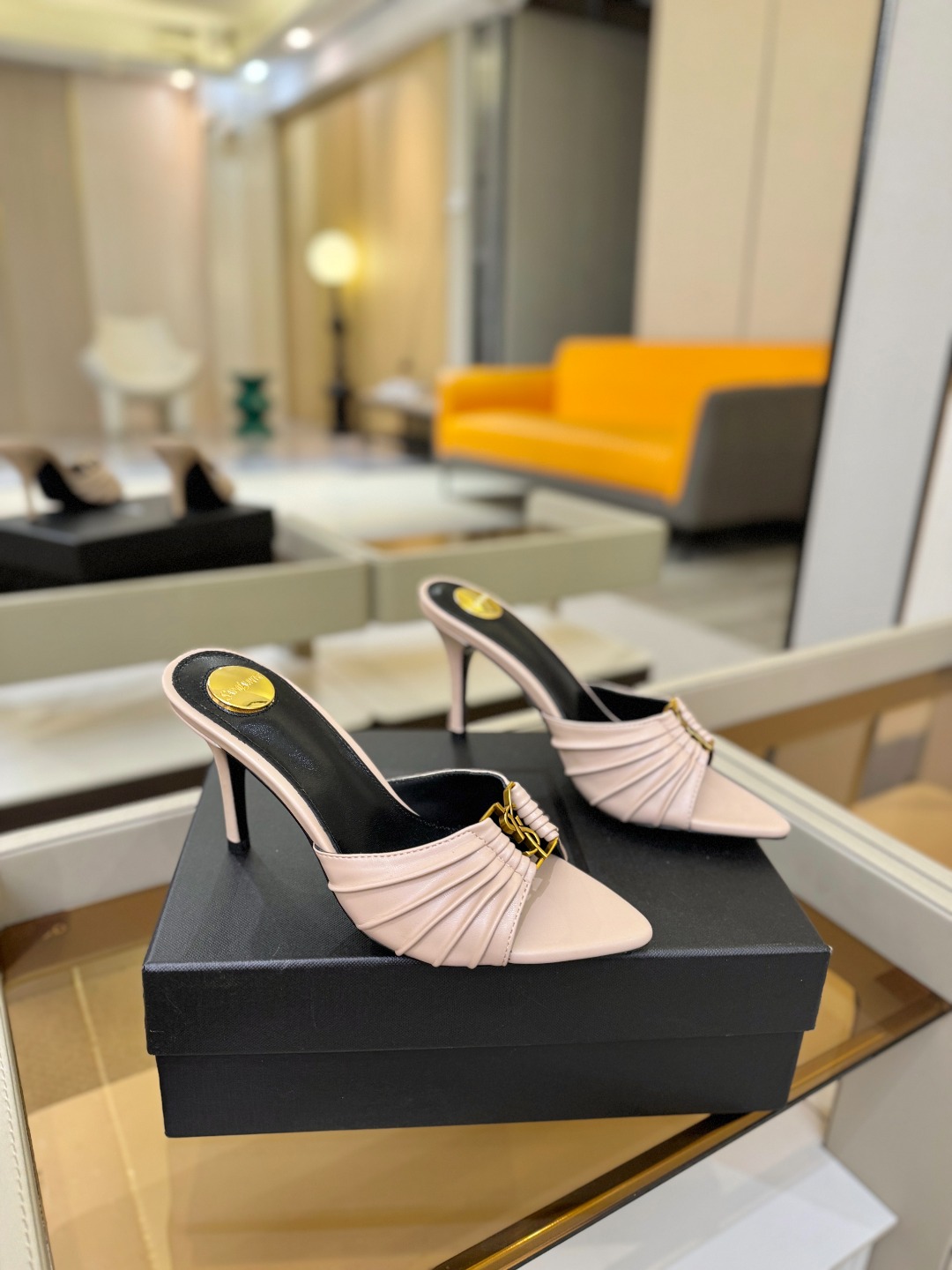 YSL「SAINT LAURENT*」  夏季新品 尖头优雅大气高跟拖鞋 ——————————  尖头设计拉长腿部线条，