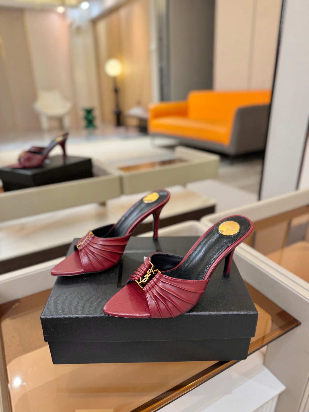 YSL「SAINT LAURENT*」 夏季新品 尖头优雅大气高跟拖鞋 —————————— 尖头设计拉长腿部线条, YSL「SAINT LAURENT*」 夏季新品 尖头优雅大气高跟拖鞋 —————————— 尖头设计拉长腿部线条,