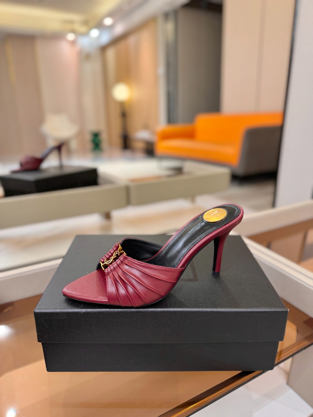 YSL「SAINT LAURENT*」  夏季新品 尖头优雅大气高跟拖鞋 ——————————  尖头设计拉长腿部线条，