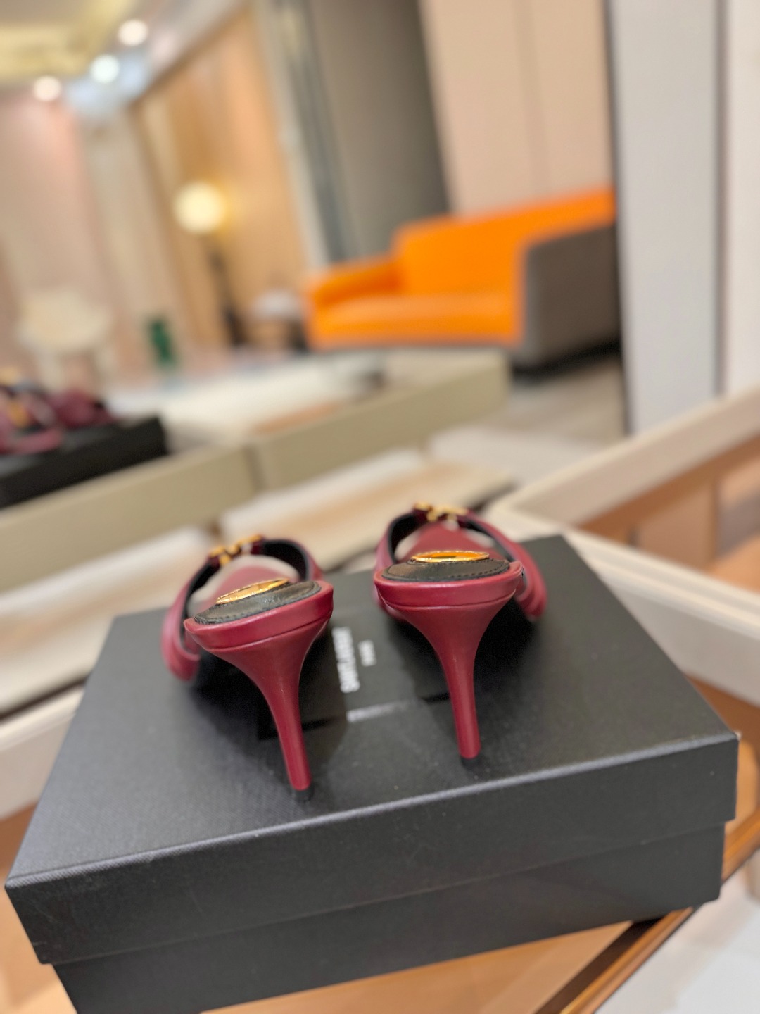 YSL「SAINT LAURENT*」 夏季新品 尖头优雅大气高跟拖鞋 —————————— 尖头设计拉长腿部线条, YSL「SAINT LAURENT*」 夏季新品 尖头优雅大气高跟拖鞋 —————————— 尖头设计拉长腿部线条,