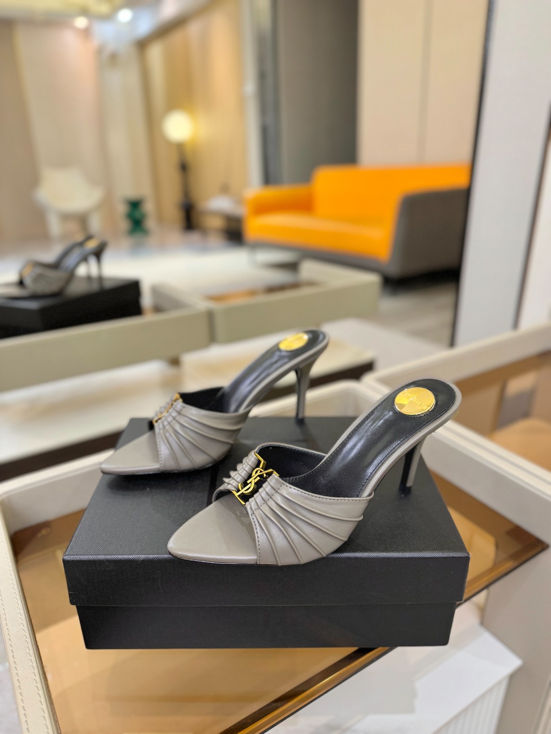 YSL「SAINT LAURENT*」 夏季新品 尖头优雅大气高跟拖鞋 —————————— 尖头设计拉长腿部线条, YSL「SAINT LAURENT*」 夏季新品 尖头优雅大气高跟拖鞋 —————————— 尖头设计拉长腿部线条,