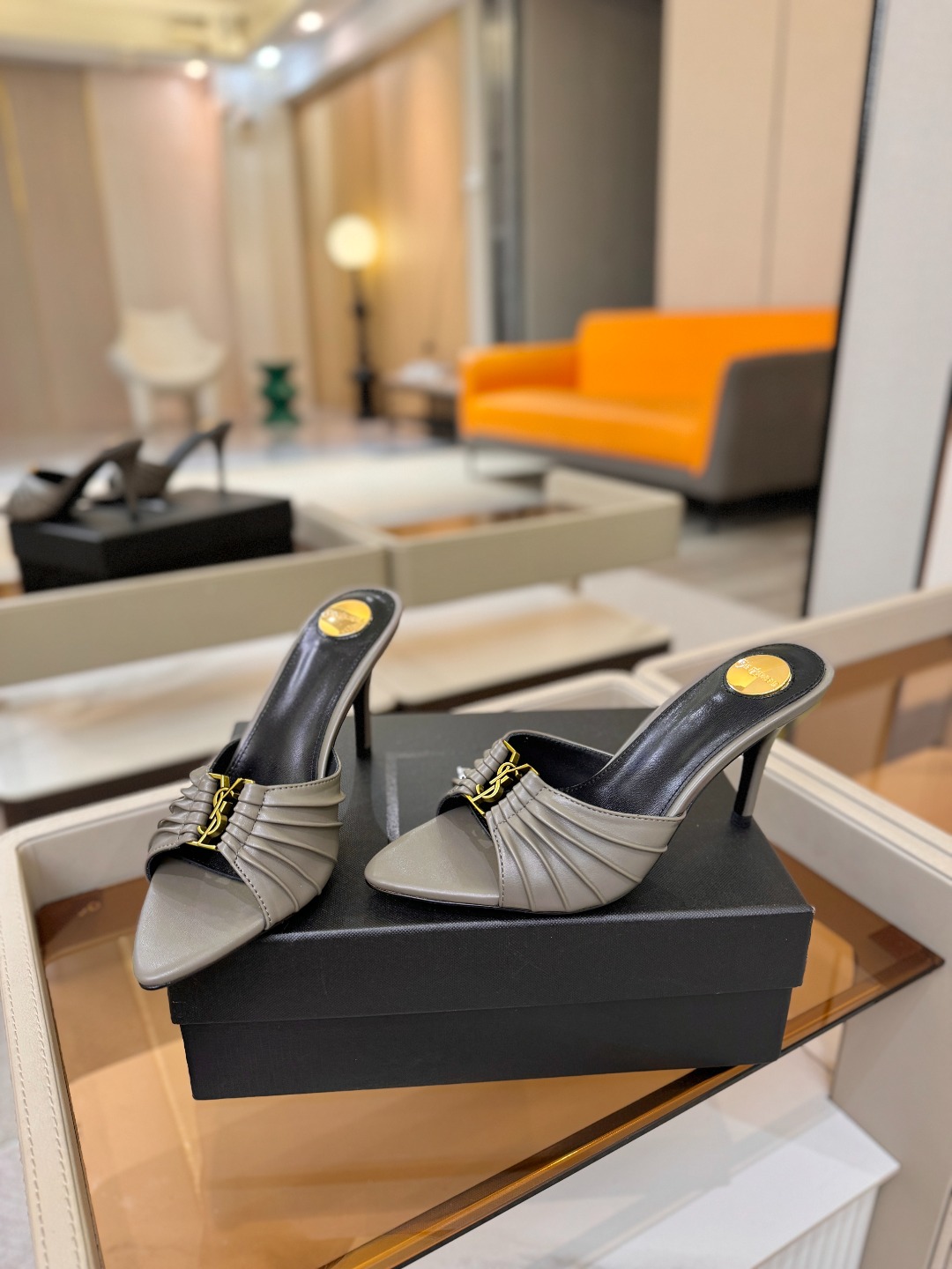 YSL「SAINT LAURENT*」 夏季新品 尖头优雅大气高跟拖鞋 —————————— 尖头设计拉长腿部线条, YSL「SAINT LAURENT*」 夏季新品 尖头优雅大气高跟拖鞋 —————————— 尖头设计拉长腿部线条,