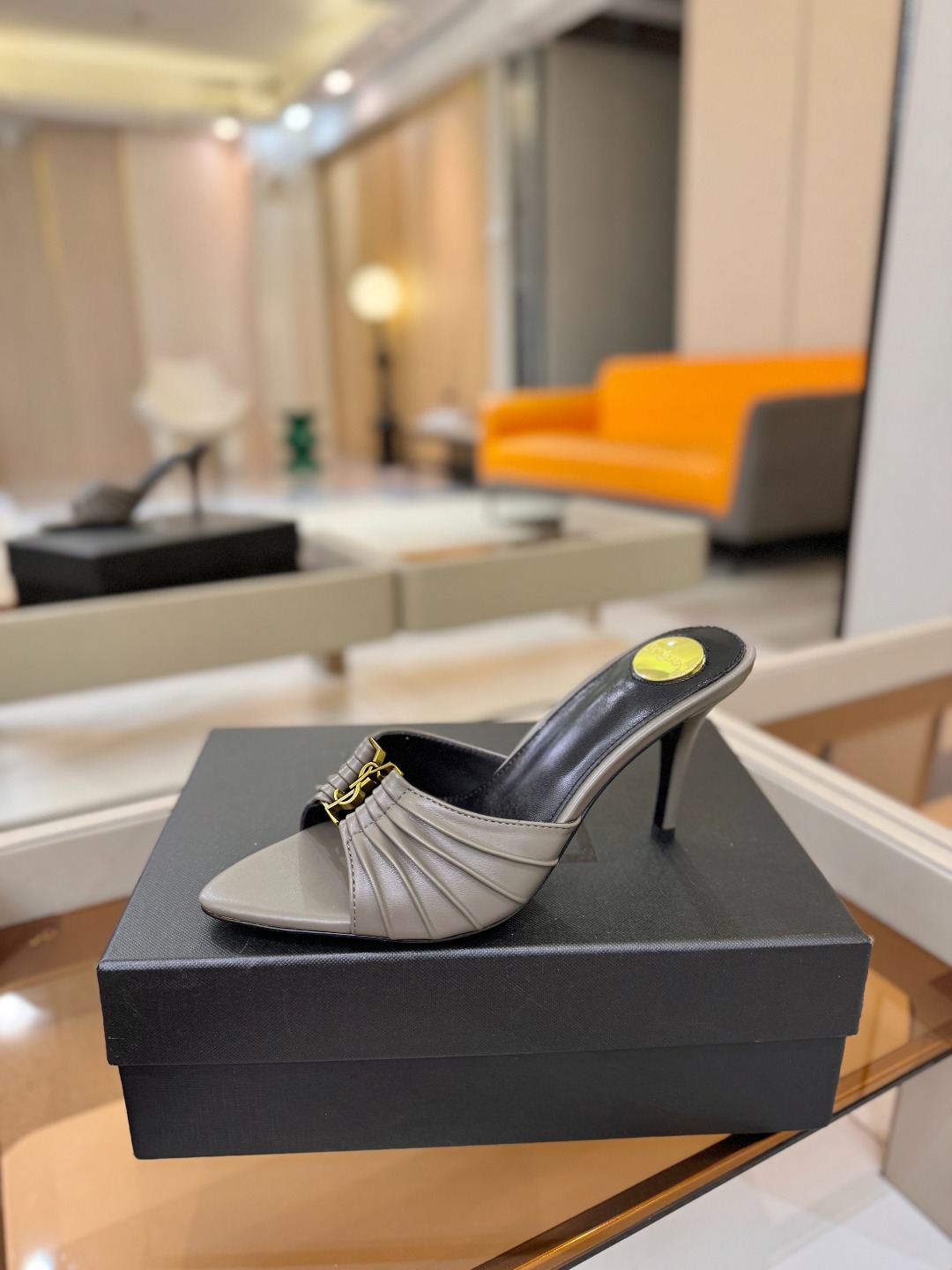 YSL「SAINT LAURENT*」  夏季新品 尖头优雅大气高跟拖鞋 ——————————  尖头设计拉长腿部线条，