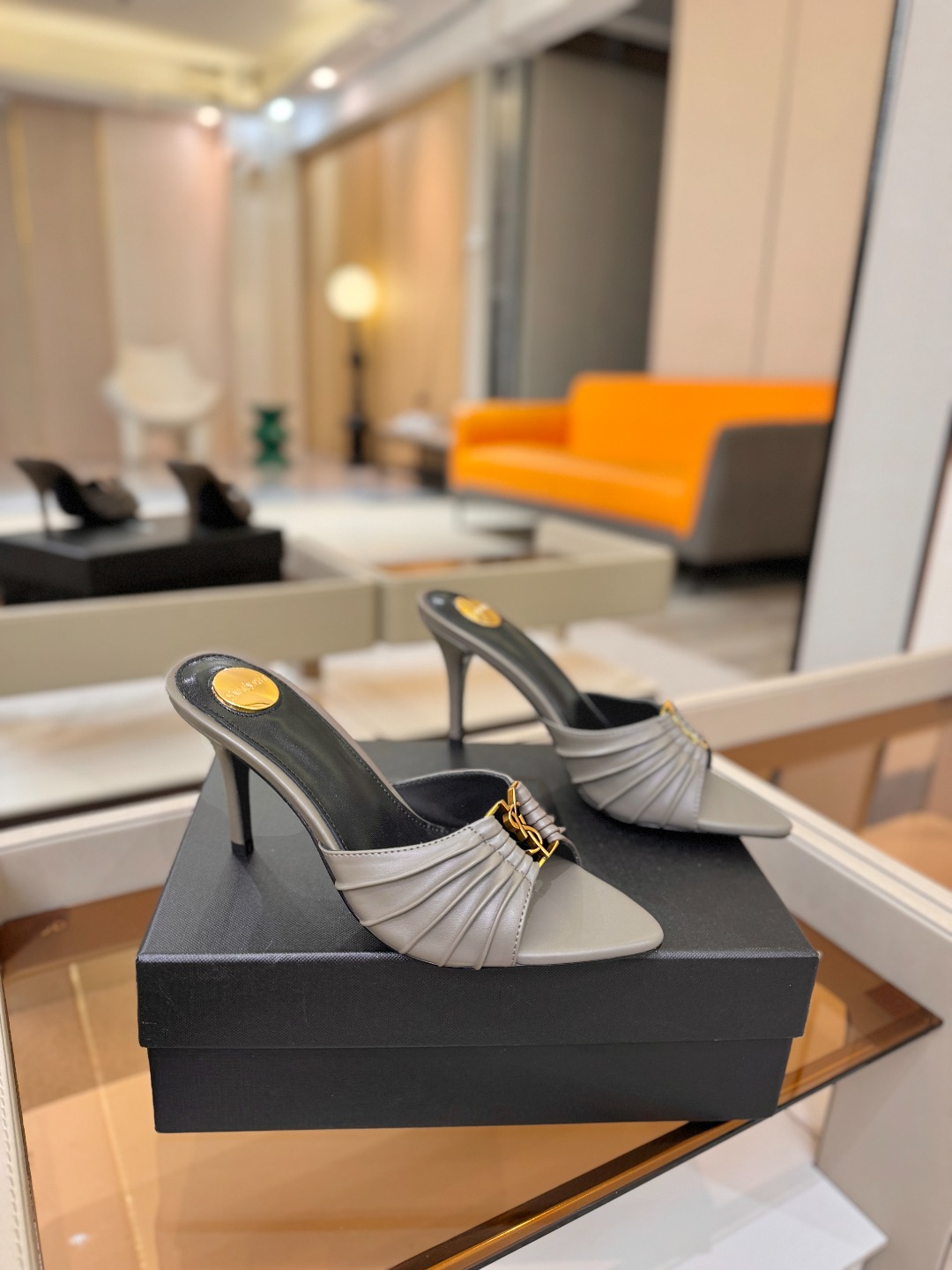 YSL「SAINT LAURENT*」 夏季新品 尖头优雅大气高跟拖鞋 —————————— 尖头设计拉长腿部线条, YSL「SAINT LAURENT*」 夏季新品 尖头优雅大气高跟拖鞋 —————————— 尖头设计拉长腿部线条,