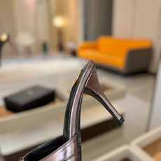 YSL「SAINT LAURENT*」 夏季新品 尖头优雅大气高跟拖鞋 —————————— 尖头设计拉长腿部线条, YSL「SAINT LAURENT*」 夏季新品 尖头优雅大气高跟拖鞋 —————————— 尖头设计拉长腿部线条,
