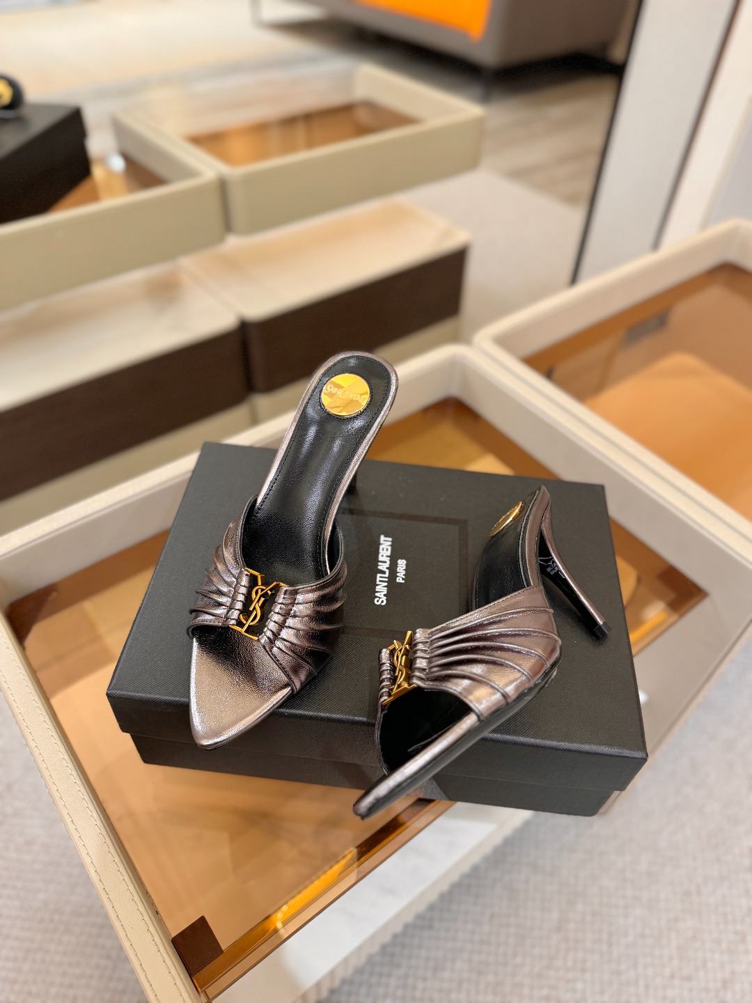 YSL「SAINT LAURENT*」 夏季新品 尖头优雅大气高跟拖鞋 —————————— 尖头设计拉长腿部线条, YSL「SAINT LAURENT*」 夏季新品 尖头优雅大气高跟拖鞋 —————————— 尖头设计拉长腿部线条,
