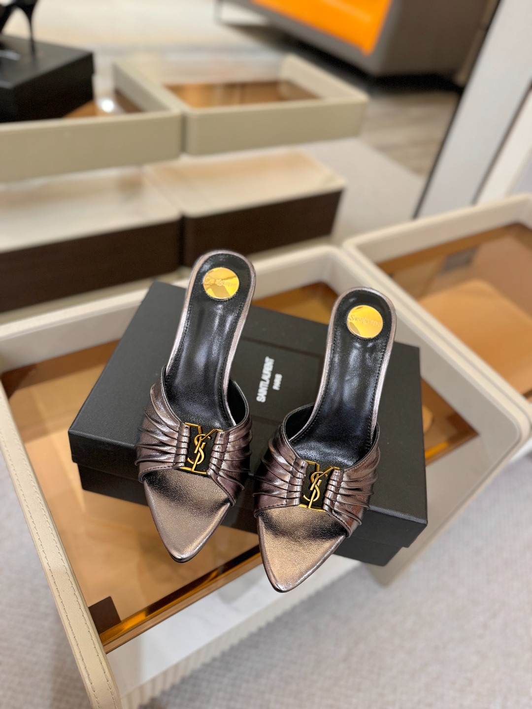 YSL「SAINT LAURENT*」 夏季新品 尖头优雅大气高跟拖鞋 —————————— 尖头设计拉长腿部线条, YSL「SAINT LAURENT*」 夏季新品 尖头优雅大气高跟拖鞋 —————————— 尖头设计拉长腿部线条,