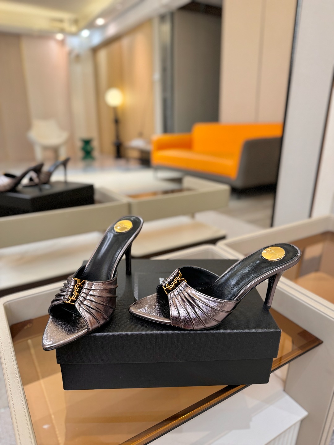 YSL「SAINT LAURENT*」 夏季新品 尖头优雅大气高跟拖鞋 —————————— 尖头设计拉长腿部线条, YSL「SAINT LAURENT*」 夏季新品 尖头优雅大气高跟拖鞋 —————————— 尖头设计拉长腿部线条,