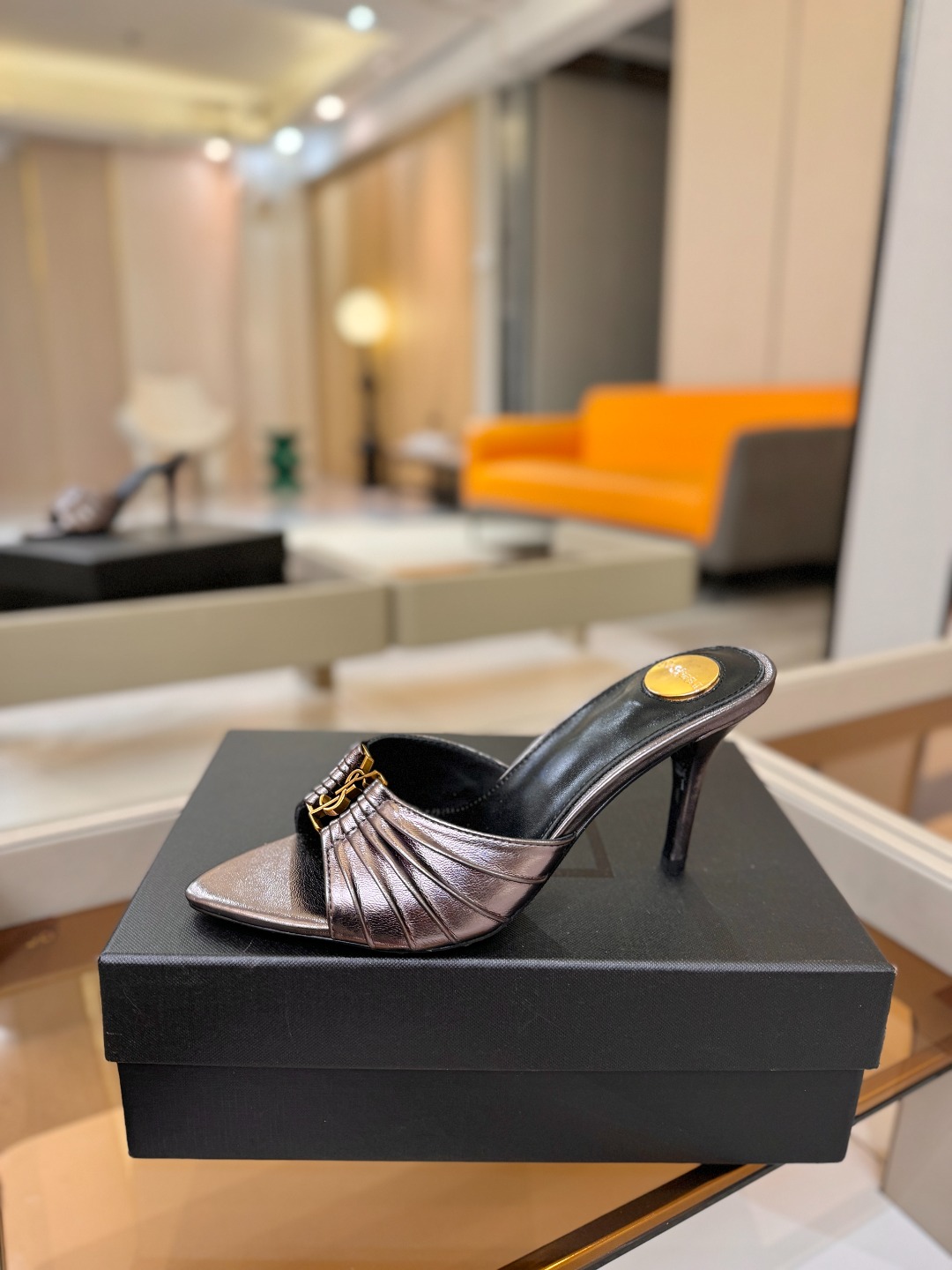 YSL「SAINT LAURENT*」  夏季新品 尖头优雅大气高跟拖鞋 ——————————  尖头设计拉长腿部线条，