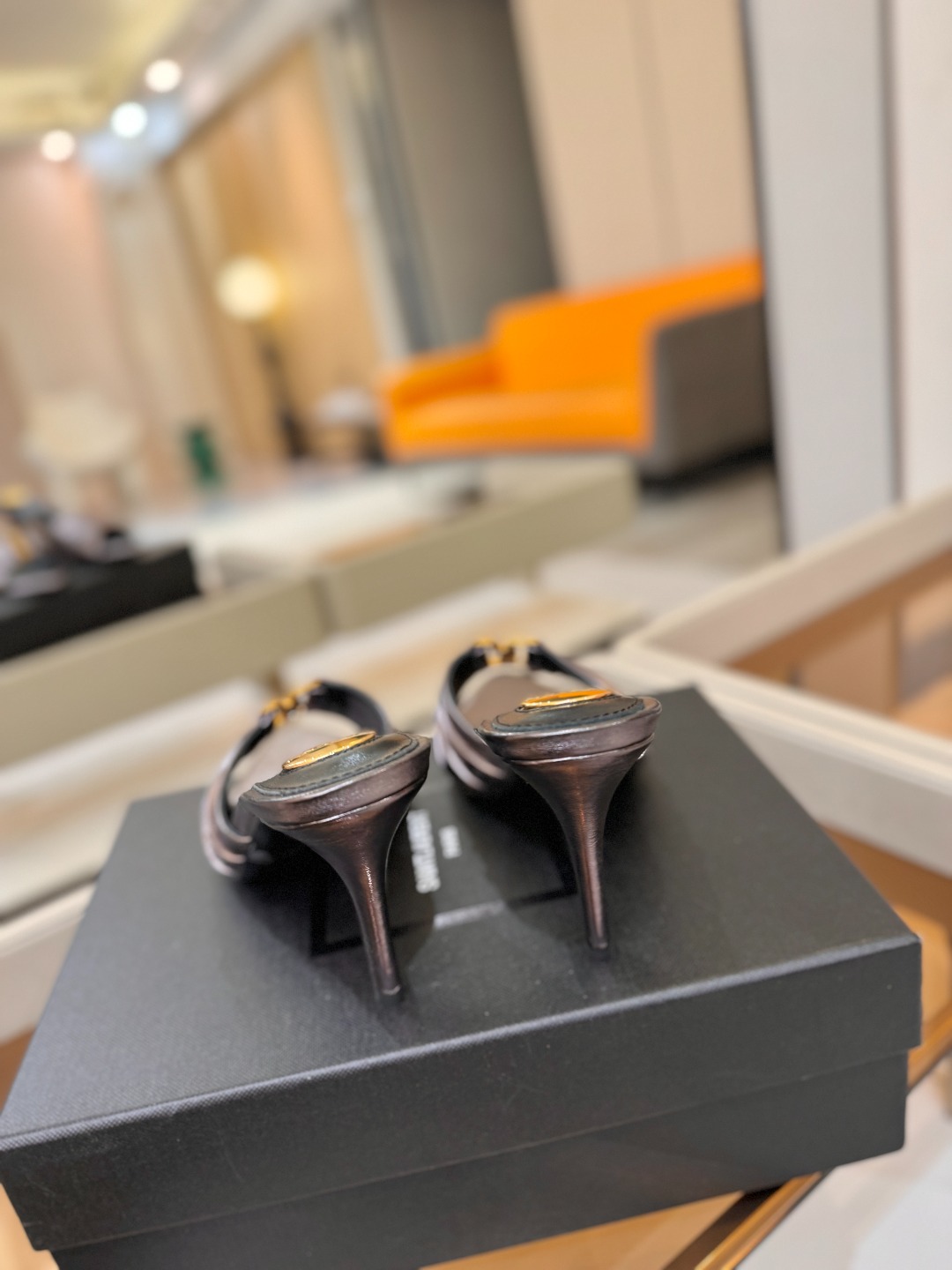YSL「SAINT LAURENT*」 夏季新品 尖头优雅大气高跟拖鞋 —————————— 尖头设计拉长腿部线条, YSL「SAINT LAURENT*」 夏季新品 尖头优雅大气高跟拖鞋 —————————— 尖头设计拉长腿部线条,