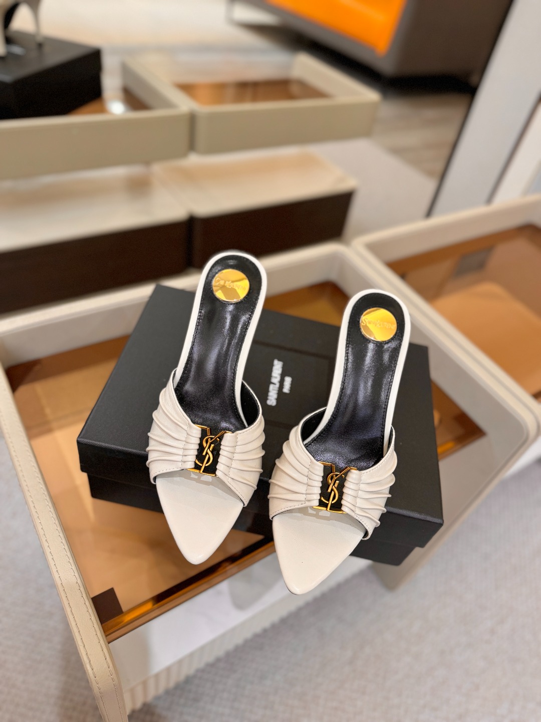 YSL「SAINT LAURENT*」 夏季新品 尖头优雅大气高跟拖鞋 —————————— 尖头设计拉长腿部线条, YSL「SAINT LAURENT*」 夏季新品 尖头优雅大气高跟拖鞋 —————————— 尖头设计拉长腿部线条,