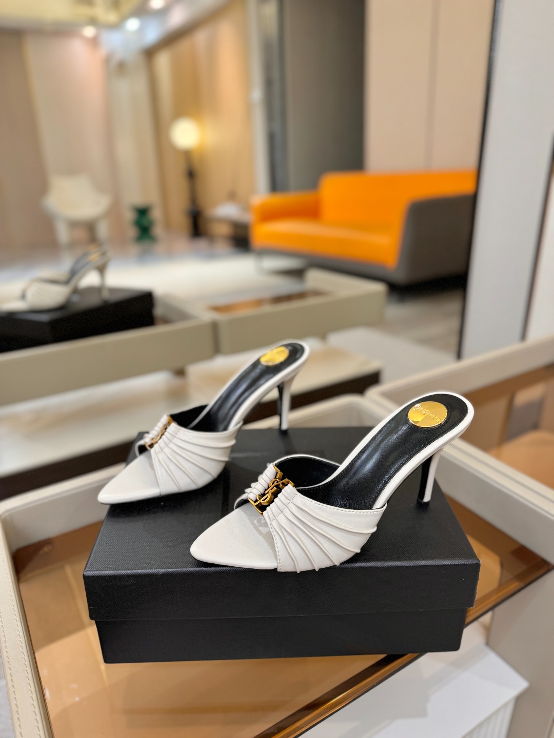 YSL「SAINT LAURENT*」 夏季新品 尖头优雅大气高跟拖鞋 —————————— 尖头设计拉长腿部线条, YSL「SAINT LAURENT*」 夏季新品 尖头优雅大气高跟拖鞋 —————————— 尖头设计拉长腿部线条,