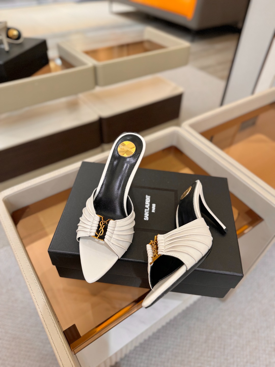 YSL「SAINT LAURENT*」 夏季新品 尖头优雅大气高跟拖鞋 —————————— 尖头设计拉长腿部线条, YSL「SAINT LAURENT*」 夏季新品 尖头优雅大气高跟拖鞋 —————————— 尖头设计拉长腿部线条,