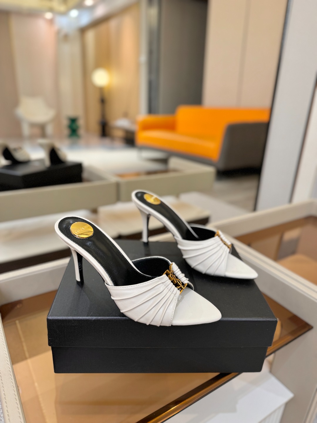 YSL「SAINT LAURENT*」 夏季新品 尖头优雅大气高跟拖鞋 —————————— 尖头设计拉长腿部线条, YSL「SAINT LAURENT*」 夏季新品 尖头优雅大气高跟拖鞋 —————————— 尖头设计拉长腿部线条,