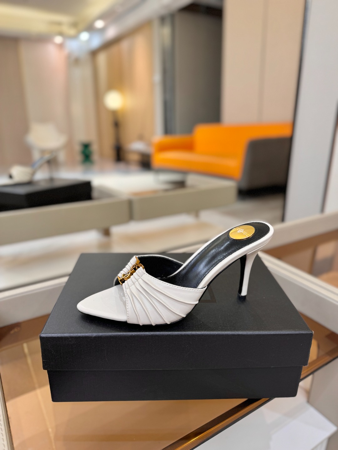 YSL「SAINT LAURENT*」  夏季新品 尖头优雅大气高跟拖鞋 ——————————  尖头设计拉长腿部线条，