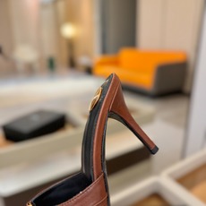 YSL「SAINT LAURENT*」 夏季新品 尖头优雅大气高跟拖鞋 —————————— 尖头设计拉长腿部线条, YSL「SAINT LAURENT*」 夏季新品 尖头优雅大气高跟拖鞋 —————————— 尖头设计拉长腿部线条,