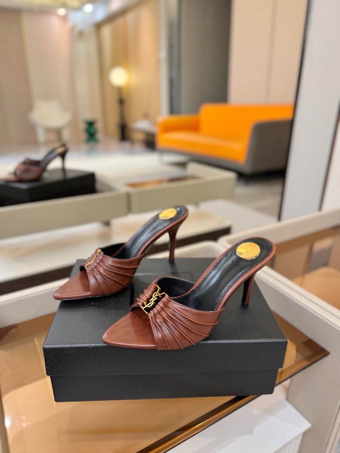YSL「SAINT LAURENT*」 夏季新品 尖头优雅大气高跟拖鞋 —————————— 尖头设计拉长腿部线条, YSL「SAINT LAURENT*」 夏季新品 尖头优雅大气高跟拖鞋 —————————— 尖头设计拉长腿部线条,