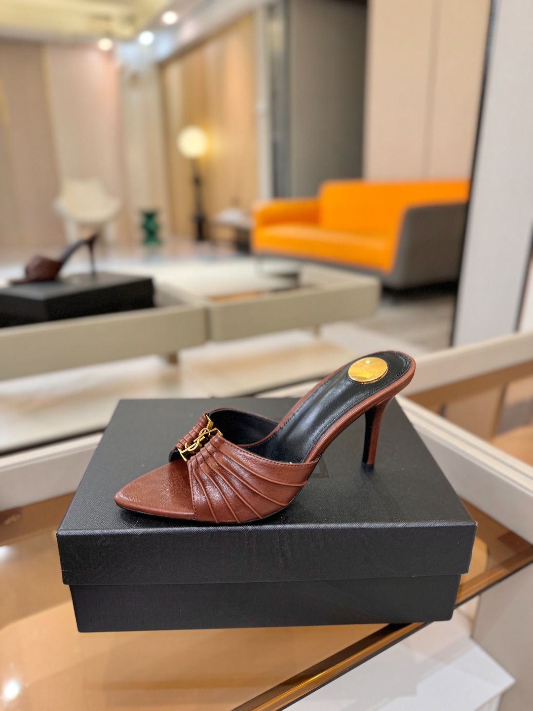 YSL「SAINT LAURENT*」  夏季新品 尖头优雅大气高跟拖鞋 ——————————  尖头设计拉长腿部线条，