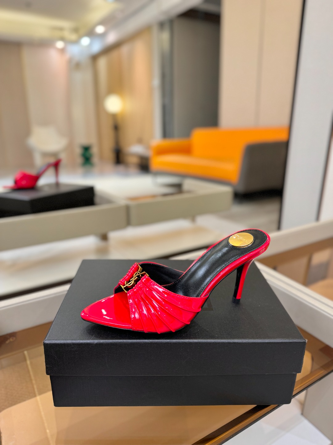 YSL「SAINT LAURENT*」  夏季新品 尖头优雅大气高跟拖鞋 ——————————  尖头设计拉长腿部线条，
