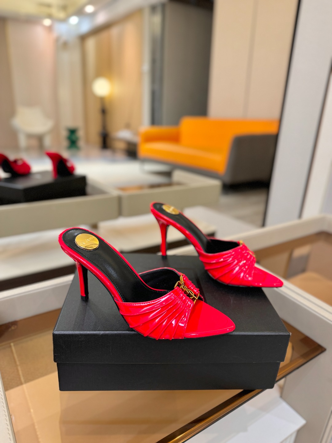 YSL「SAINT LAURENT*」 夏季新品 尖头优雅大气高跟拖鞋 —————————— 尖头设计拉长腿部线条, YSL「SAINT LAURENT*」 夏季新品 尖头优雅大气高跟拖鞋 —————————— 尖头设计拉长腿部线条,