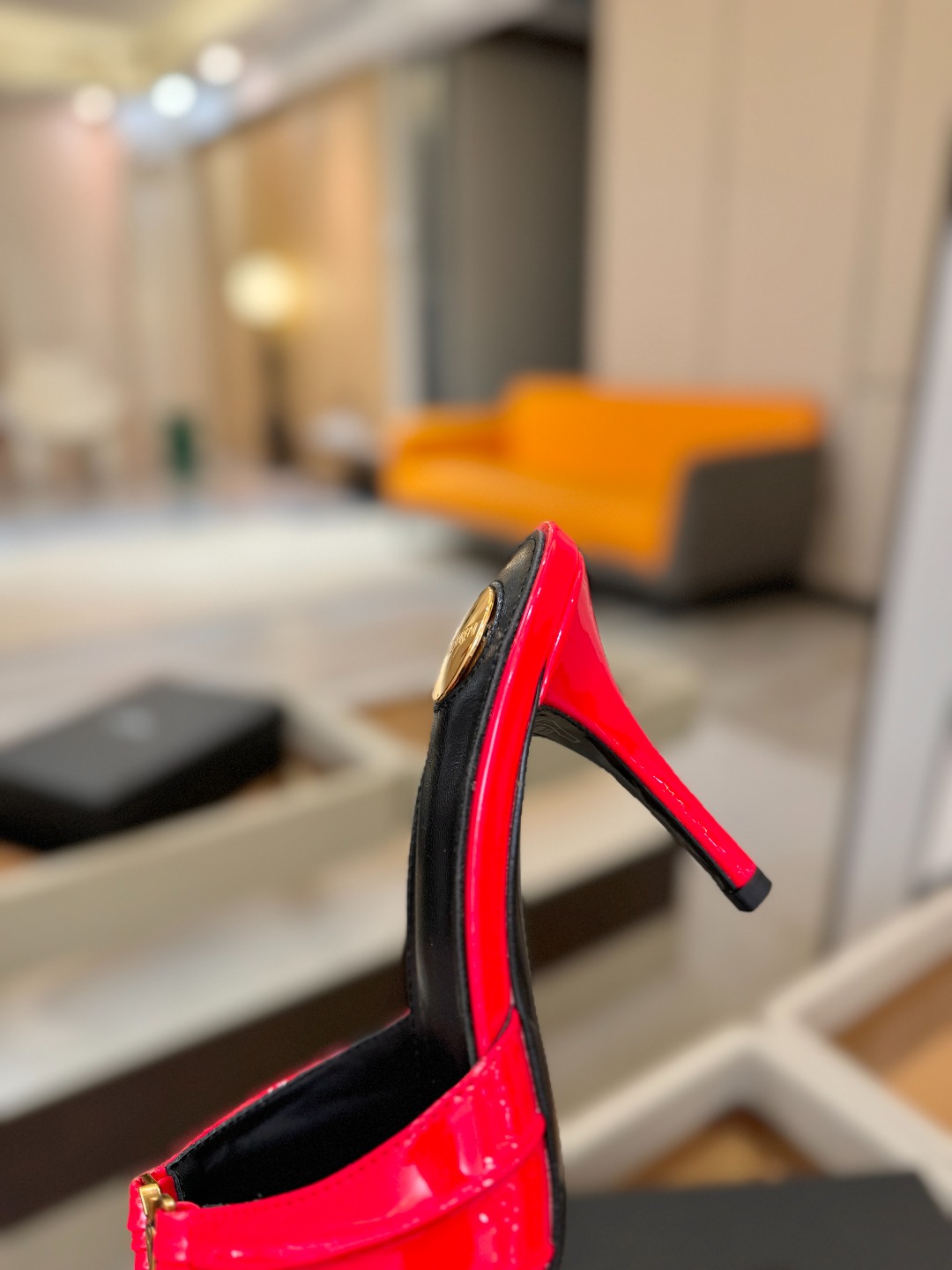 YSL「SAINT LAURENT*」 夏季新品 尖头优雅大气高跟拖鞋 —————————— 尖头设计拉长腿部线条, YSL「SAINT LAURENT*」 夏季新品 尖头优雅大气高跟拖鞋 —————————— 尖头设计拉长腿部线条,