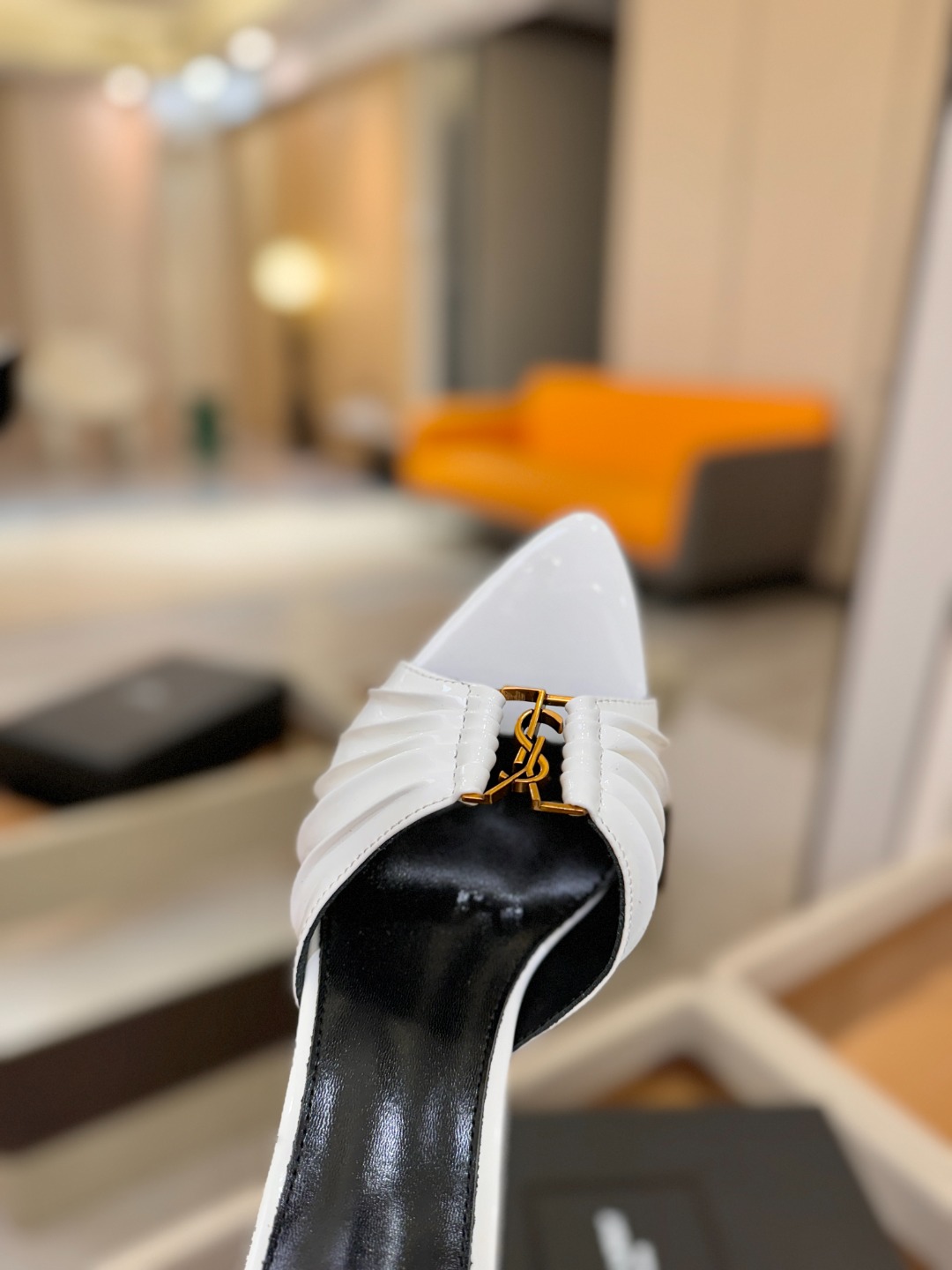 YSL「SAINT LAURENT*」 夏季新品 尖头优雅大气高跟拖鞋 —————————— 尖头设计拉长腿部线条, YSL「SAINT LAURENT*」 夏季新品 尖头优雅大气高跟拖鞋 —————————— 尖头设计拉长腿部线条,