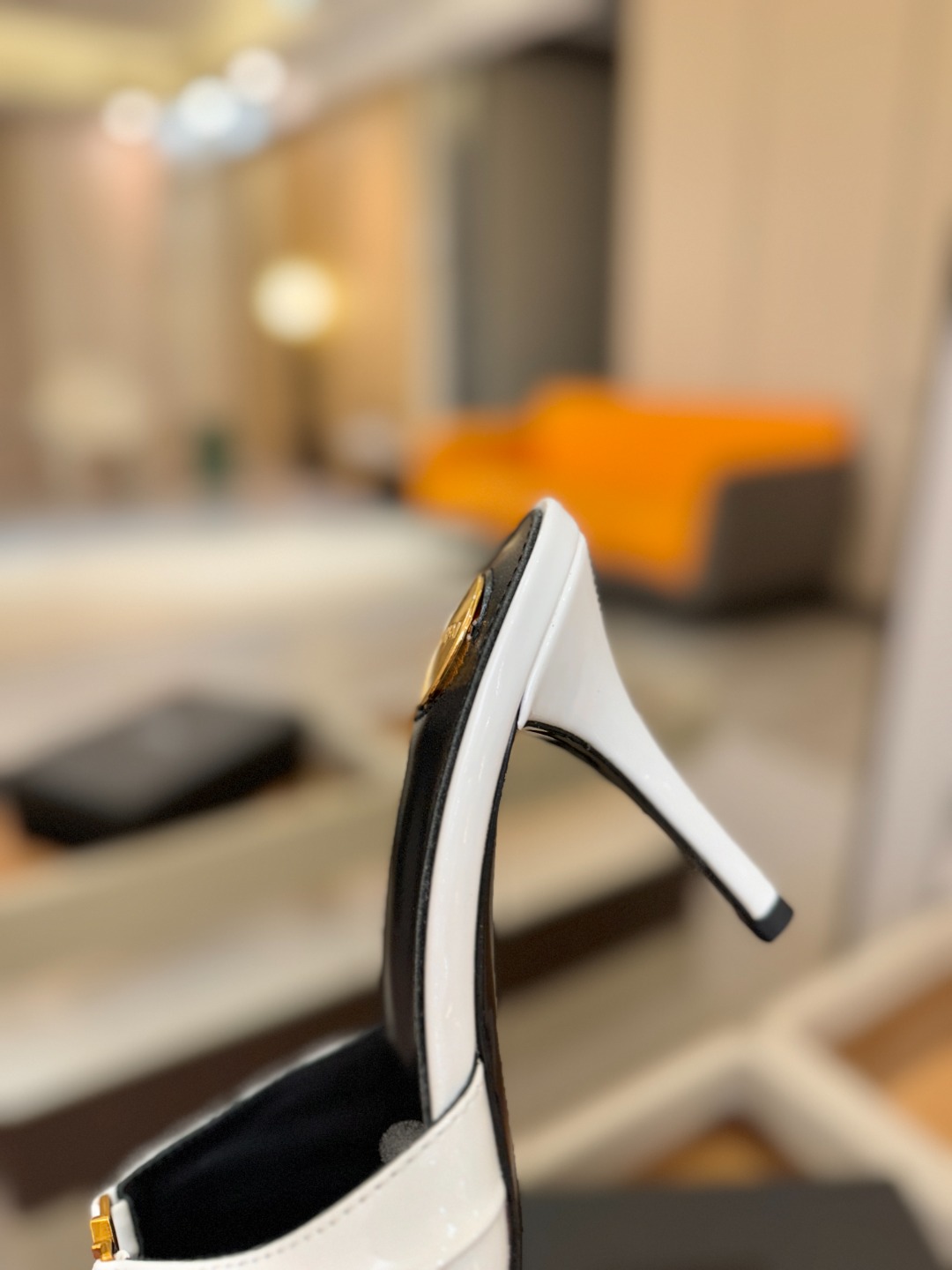 YSL「SAINT LAURENT*」 夏季新品 尖头优雅大气高跟拖鞋 —————————— 尖头设计拉长腿部线条, YSL「SAINT LAURENT*」 夏季新品 尖头优雅大气高跟拖鞋 —————————— 尖头设计拉长腿部线条,