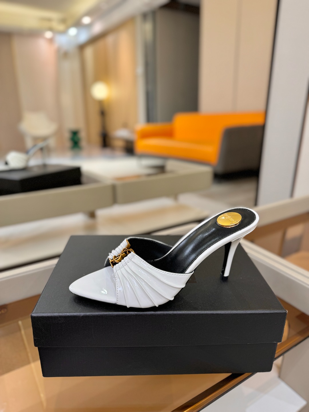 YSL「SAINT LAURENT*」  夏季新品 尖头优雅大气高跟拖鞋 ——————————  尖头设计拉长腿部线条，
