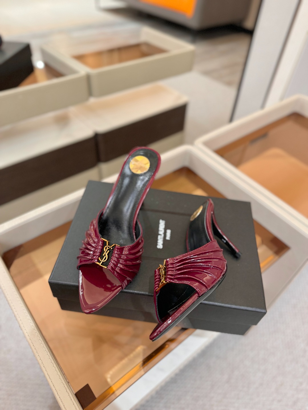 YSL「SAINT LAURENT*」 夏季新品 尖头优雅大气高跟拖鞋 —————————— 尖头设计拉长腿部线条, YSL「SAINT LAURENT*」 夏季新品 尖头优雅大气高跟拖鞋 —————————— 尖头设计拉长腿部线条,
