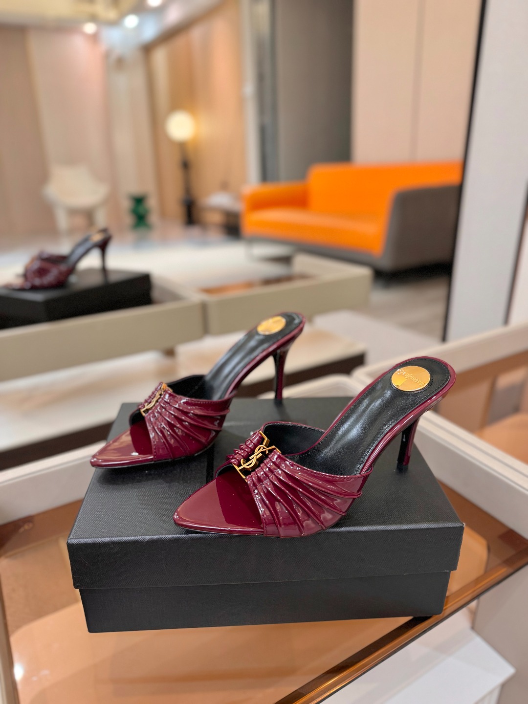 YSL「SAINT LAURENT*」 夏季新品 尖头优雅大气高跟拖鞋 —————————— 尖头设计拉长腿部线条, YSL「SAINT LAURENT*」 夏季新品 尖头优雅大气高跟拖鞋 —————————— 尖头设计拉长腿部线条,