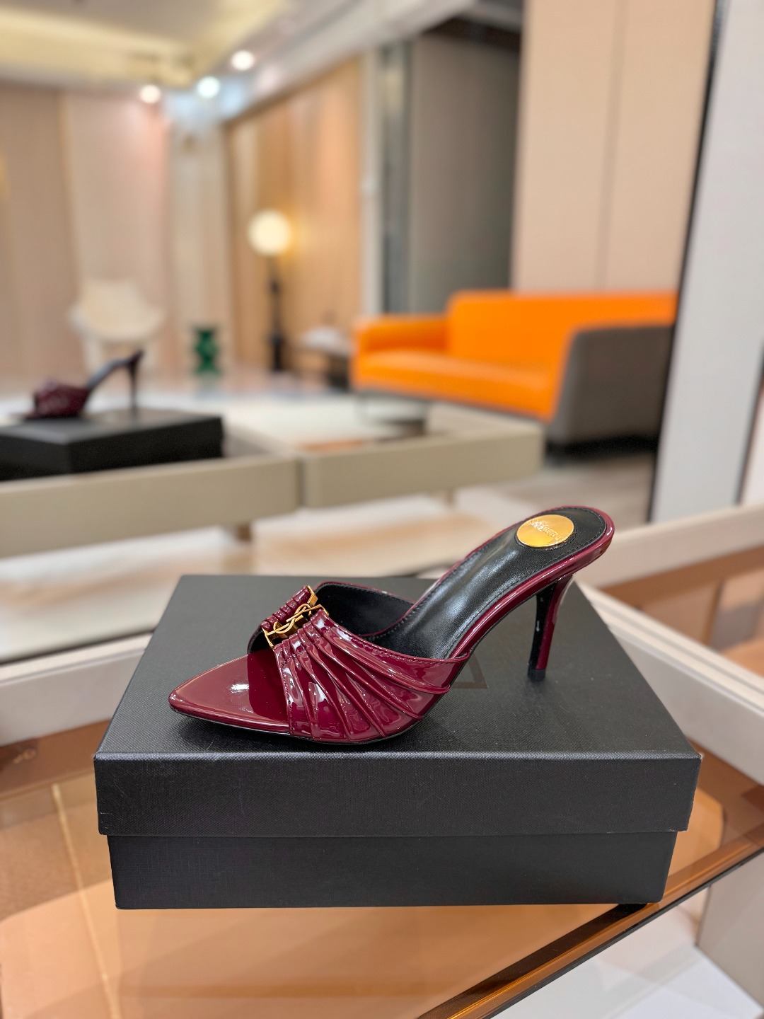 YSL「SAINT LAURENT*」  夏季新品 尖头优雅大气高跟拖鞋 ——————————  尖头设计拉长腿部线条，