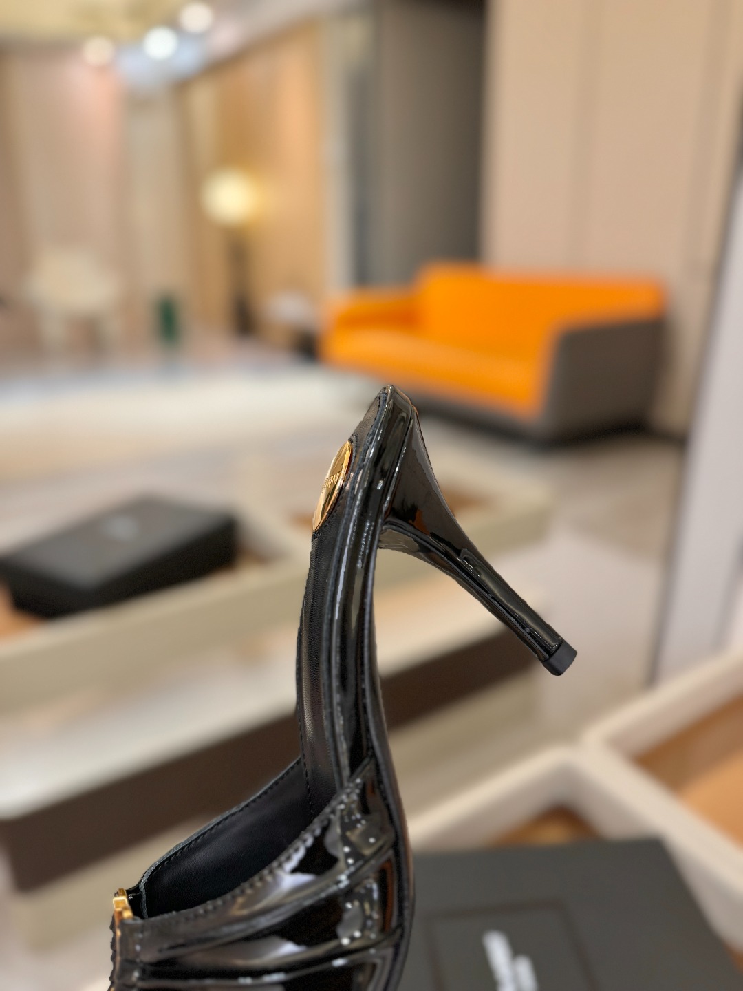 YSL「SAINT LAURENT*」 夏季新品 尖头优雅大气高跟拖鞋 —————————— 尖头设计拉长腿部线条, YSL「SAINT LAURENT*」 夏季新品 尖头优雅大气高跟拖鞋 —————————— 尖头设计拉长腿部线条,