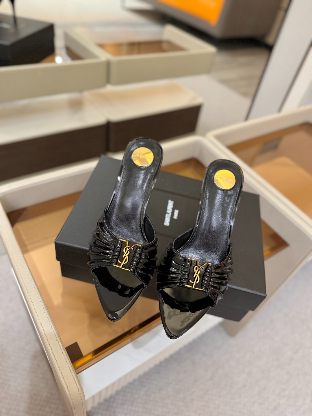 YSL「SAINT LAURENT*」 夏季新品 尖头优雅大气高跟拖鞋 —————————— 尖头设计拉长腿部线条, YSL「SAINT LAURENT*」 夏季新品 尖头优雅大气高跟拖鞋 —————————— 尖头设计拉长腿部线条,