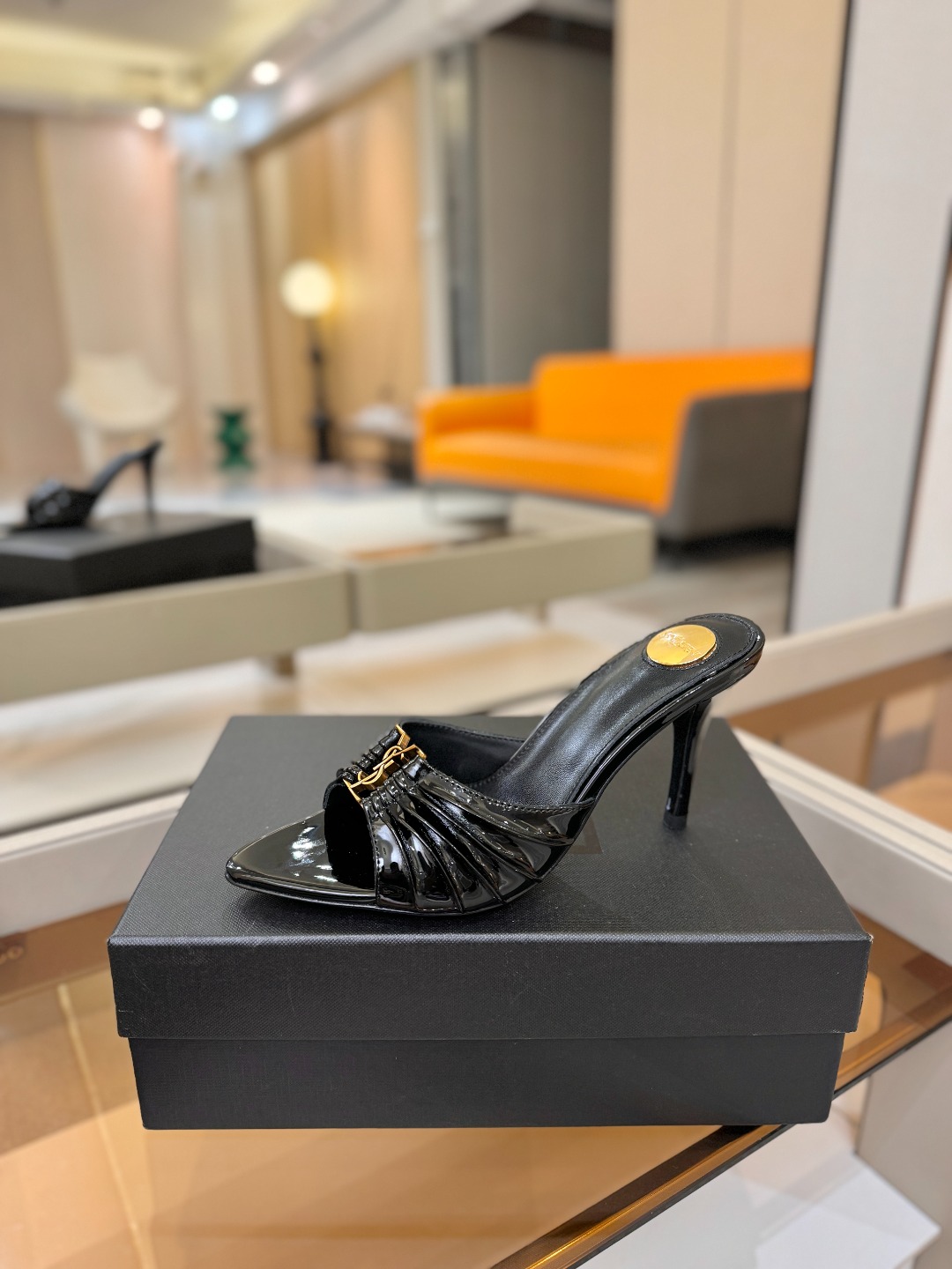 YSL「SAINT LAURENT*」  夏季新品 尖头优雅大气高跟拖鞋 ——————————  尖头设计拉长腿部线条，