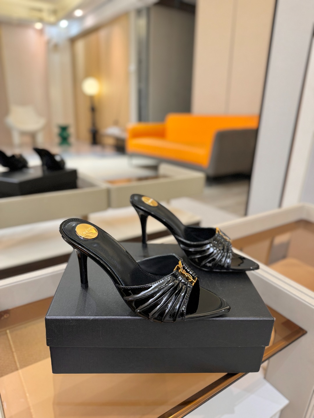 YSL「SAINT LAURENT*」 夏季新品 尖头优雅大气高跟拖鞋 —————————— 尖头设计拉长腿部线条, YSL「SAINT LAURENT*」 夏季新品 尖头优雅大气高跟拖鞋 —————————— 尖头设计拉长腿部线条,