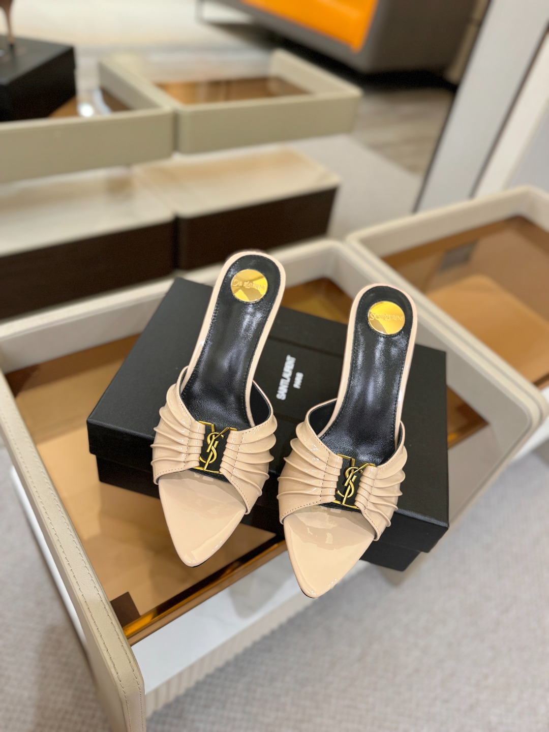 YSL「SAINT LAURENT*」 夏季新品 尖头优雅大气高跟拖鞋 —————————— 尖头设计拉长腿部线条, YSL「SAINT LAURENT*」 夏季新品 尖头优雅大气高跟拖鞋 —————————— 尖头设计拉长腿部线条,