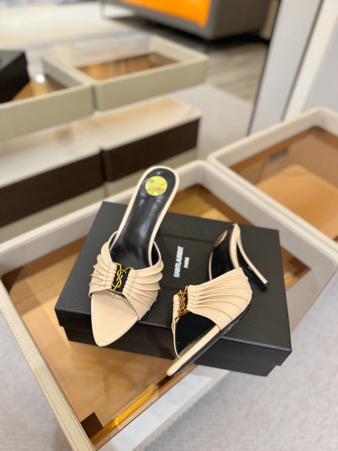 YSL「SAINT LAURENT*」 夏季新品 尖头优雅大气高跟拖鞋 —————————— 尖头设计拉长腿部线条, YSL「SAINT LAURENT*」 夏季新品 尖头优雅大气高跟拖鞋 —————————— 尖头设计拉长腿部线条,