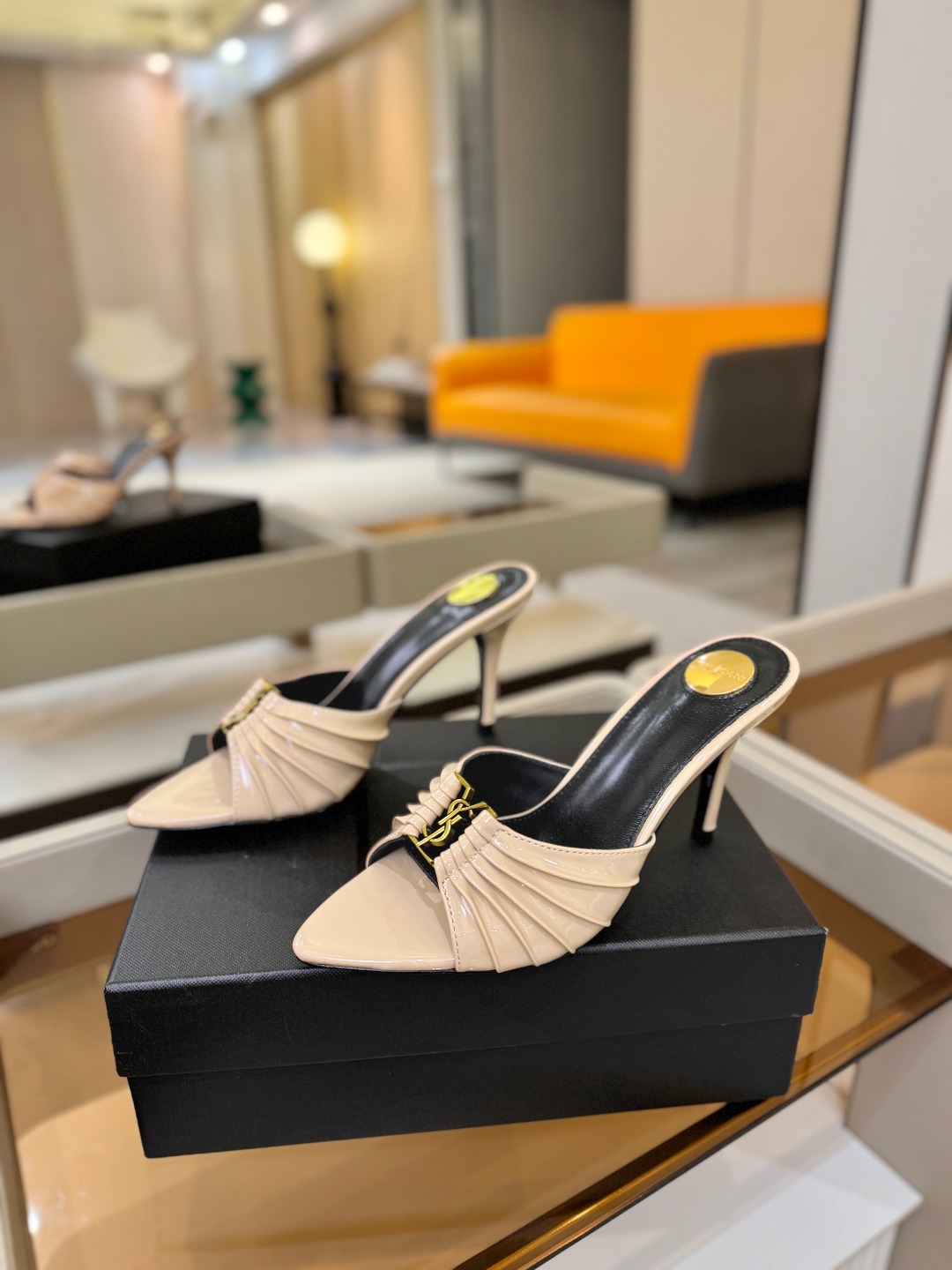 YSL「SAINT LAURENT*」 夏季新品 尖头优雅大气高跟拖鞋 —————————— 尖头设计拉长腿部线条, YSL「SAINT LAURENT*」 夏季新品 尖头优雅大气高跟拖鞋 —————————— 尖头设计拉长腿部线条,