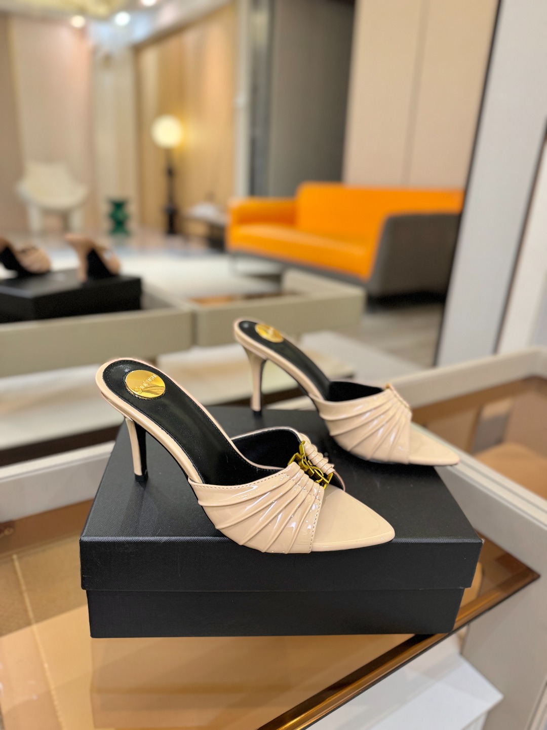 YSL「SAINT LAURENT*」 夏季新品 尖头优雅大气高跟拖鞋 —————————— 尖头设计拉长腿部线条, YSL「SAINT LAURENT*」 夏季新品 尖头优雅大气高跟拖鞋 —————————— 尖头设计拉长腿部线条,