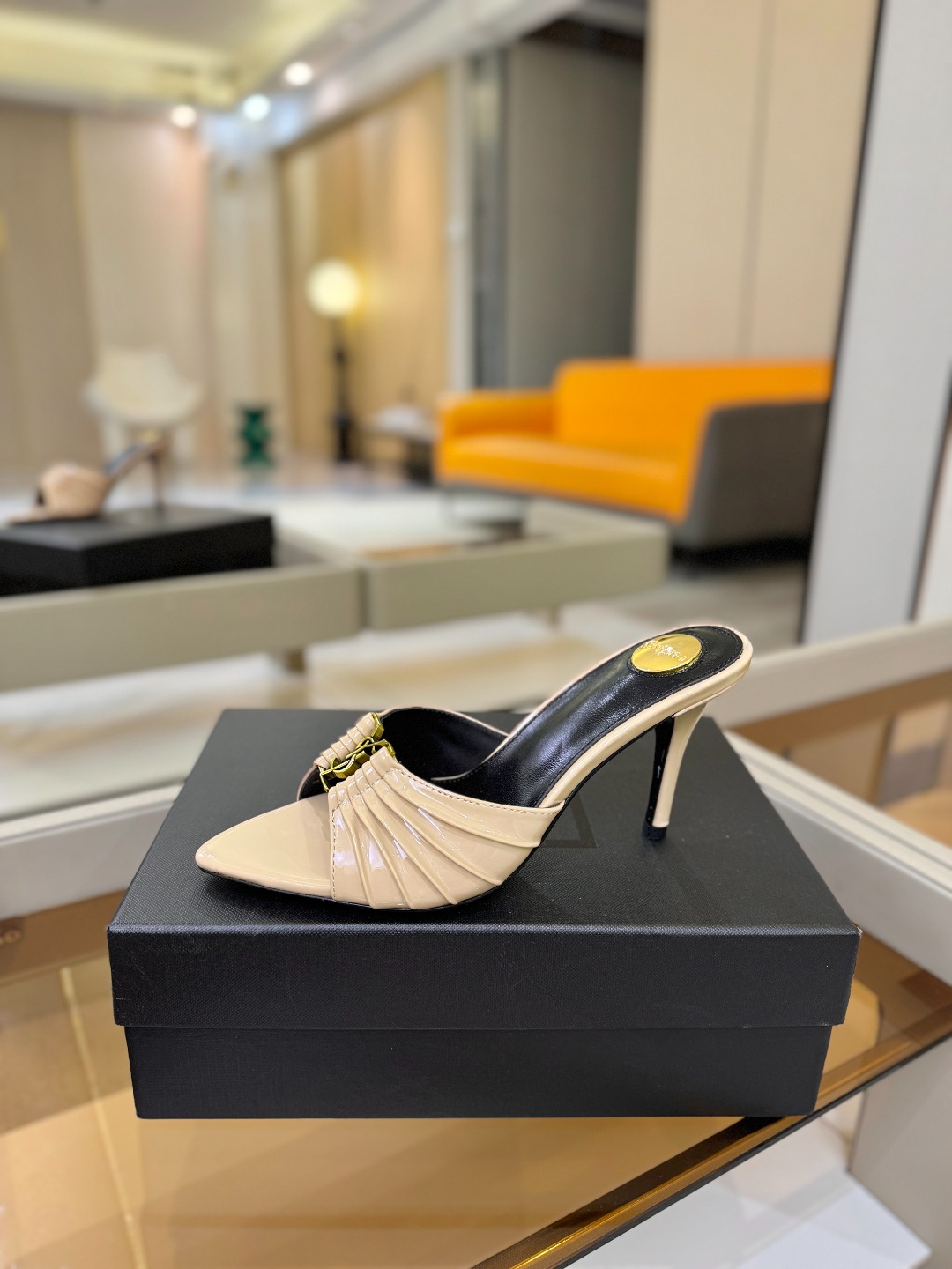 YSL「SAINT LAURENT*」  夏季新品 尖头优雅大气高跟拖鞋 ——————————  尖头设计拉长腿部线条，